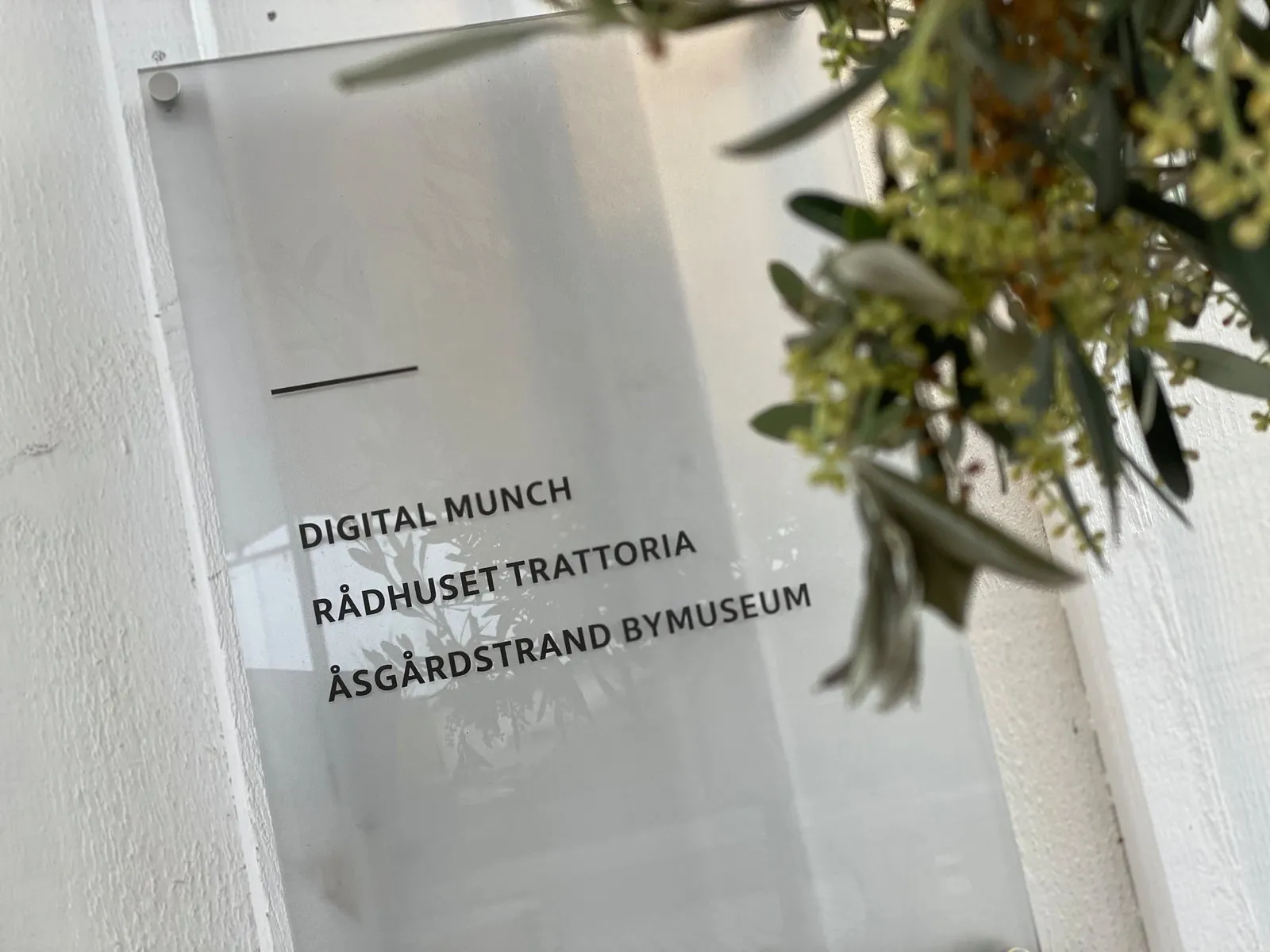 Skiltet ved døra: Digital Munch, Rådhuset Trattoria og Åsgårdstrand bymuseum